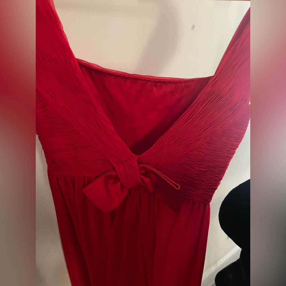 100% Silk Valentino Gown. Altered to size 0. Worn twice. As seen on Miley Cyrus